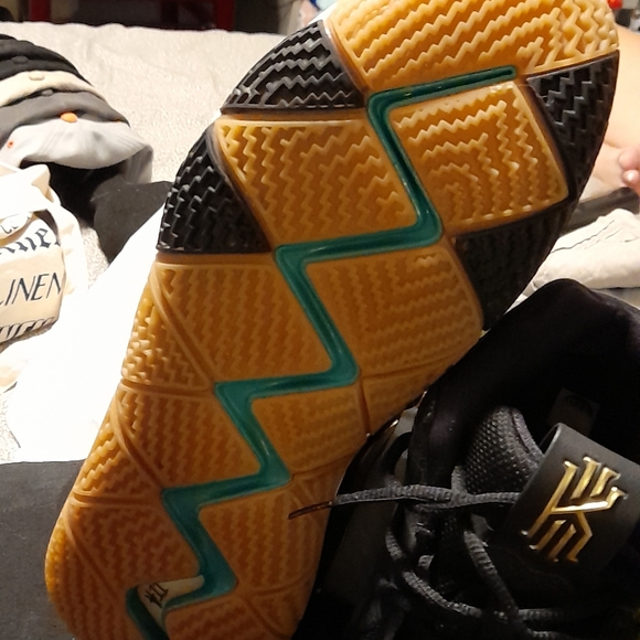 Kyrie IV - Picture 4 of 7